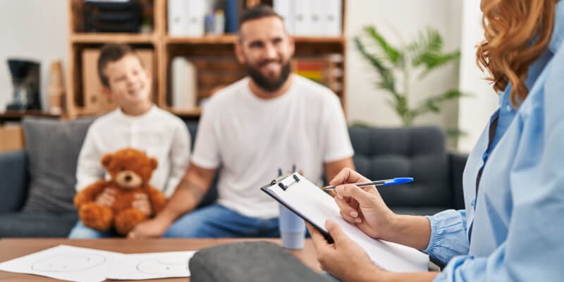 padre e hijo en terapia de psicología