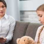 Cuándo acudir al psicólogo infantil: señales de alerta y beneficios para el desarrollo emocional de tus hijos