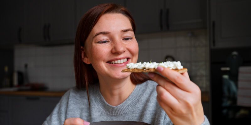 chica comiendo con gusto por los alimentos